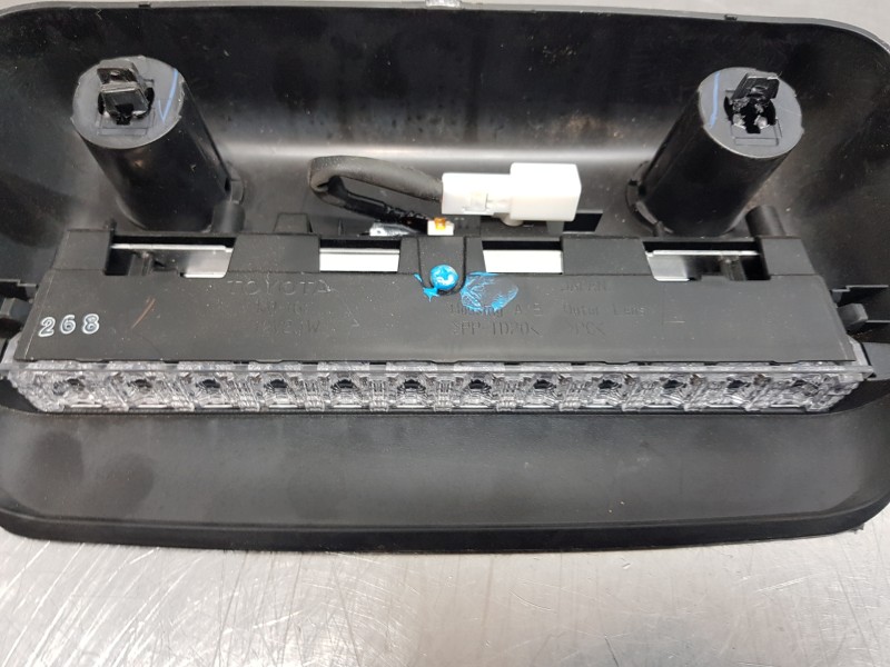 Recambio de luz central de freno para toyota yaris hybrid referencia OEM IAM 81570K0050  