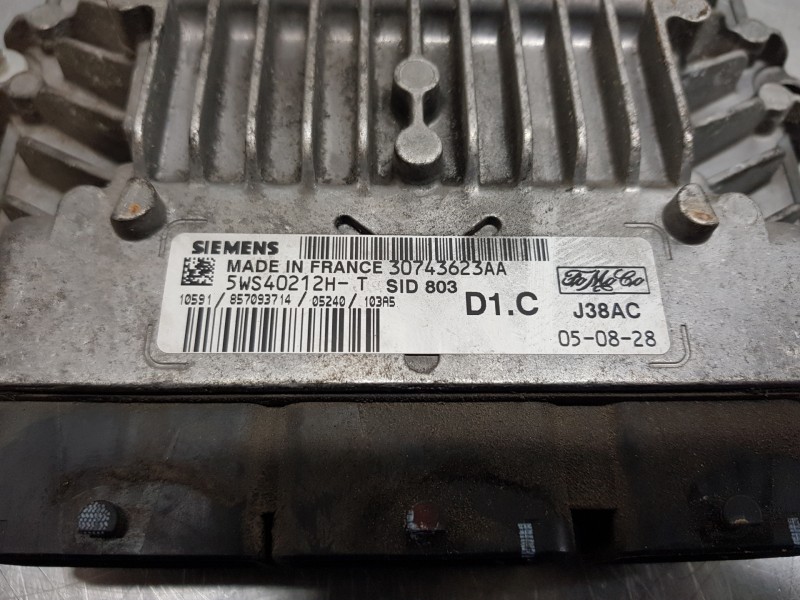 Recambio de centralita motor uce para volvo v50 familiar kinetic referencia OEM IAM 30743623AA 5WS40212H 