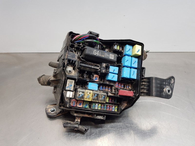 Recambio de caja reles / fusibles para toyota yaris hybrid referencia OEM IAM 82741K0040  