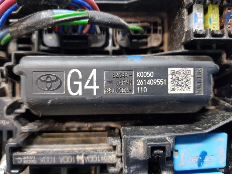 Recambio de caja reles / fusibles para toyota yaris hybrid referencia OEM IAM 82741K0040  