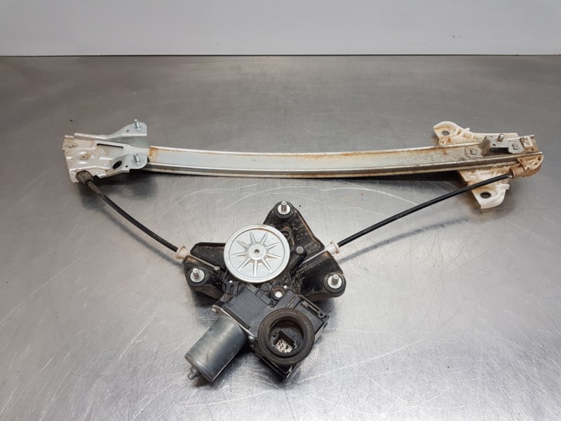 Recambio de elevalunas delantero derecho para toyota yaris hybrid referencia OEM IAM 69810K0010  