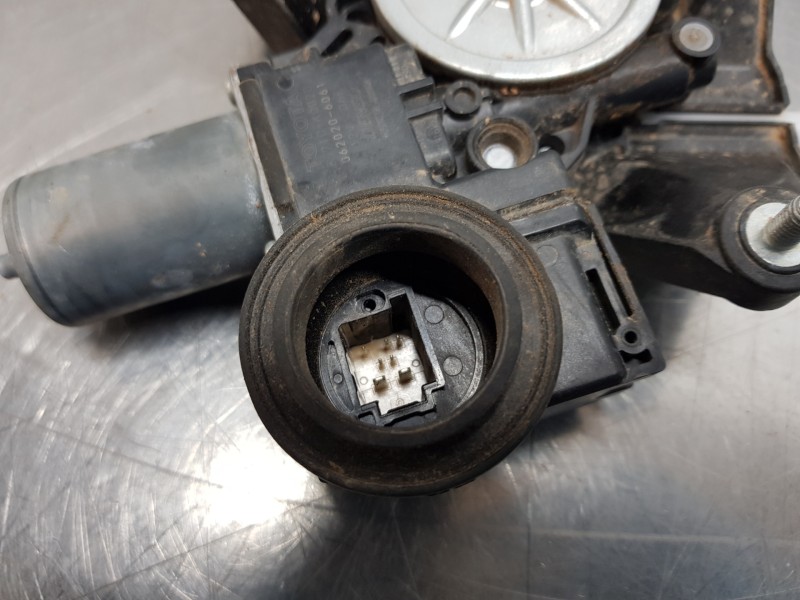 Recambio de elevalunas delantero derecho para toyota yaris hybrid referencia OEM IAM 69810K0010  