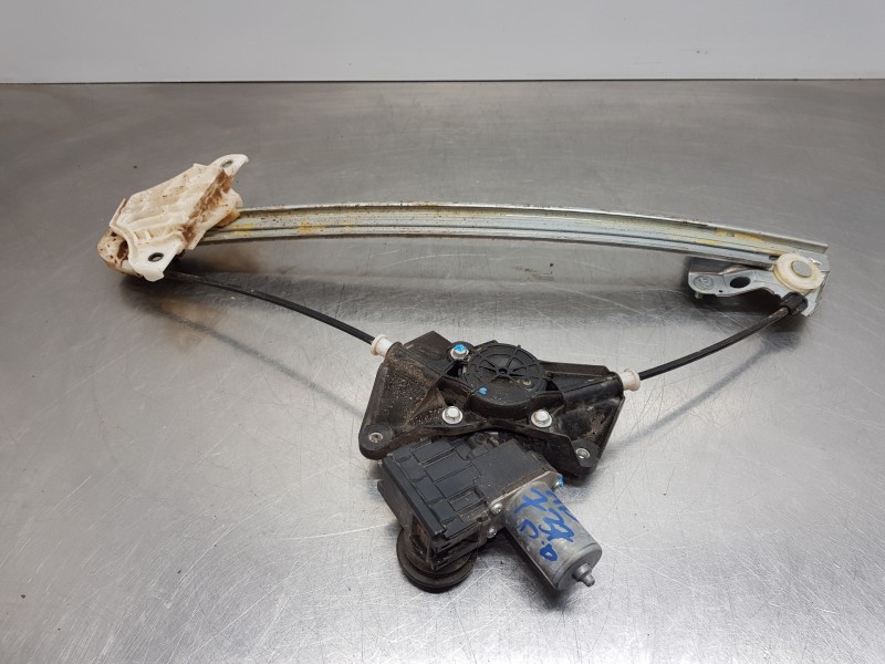 Recambio de elevalunas delantero derecho para toyota yaris hybrid referencia OEM IAM 69810K0010  