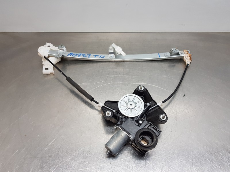 Recambio de elevalunas trasero derecho para toyota yaris hybrid referencia OEM IAM 69830K0010  