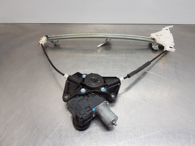 Recambio de elevalunas trasero derecho para toyota yaris hybrid referencia OEM IAM 69830K0010  