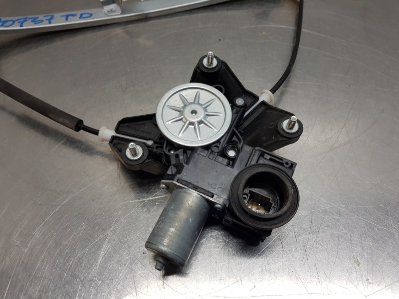 Recambio de elevalunas trasero derecho para toyota yaris hybrid referencia OEM IAM 69830K0010  