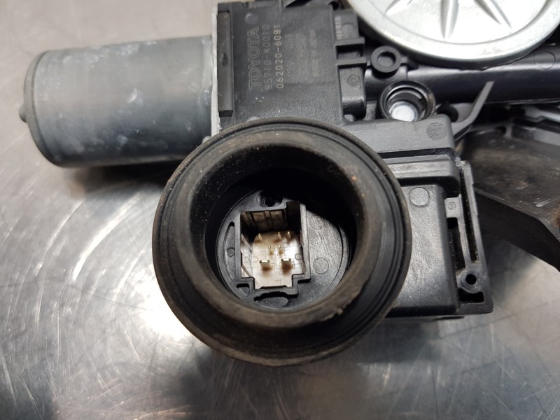 Recambio de elevalunas trasero derecho para toyota yaris hybrid referencia OEM IAM 69830K0010  