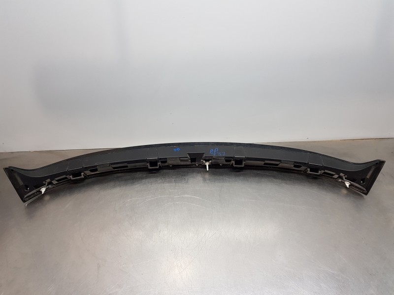 Recambio de aleron trasero para toyota yaris hybrid referencia OEM IAM 76085K0010C1  