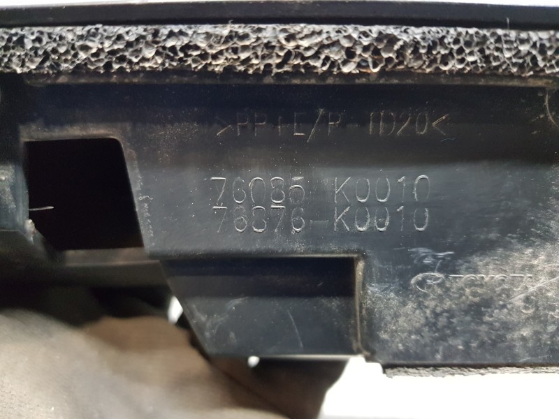 Recambio de aleron trasero para toyota yaris hybrid referencia OEM IAM 76085K0010C1  