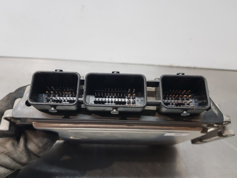 Recambio de centralita motor uce para citroen c4 berlina exclusive referencia OEM IAM 9653958980 0281011966 