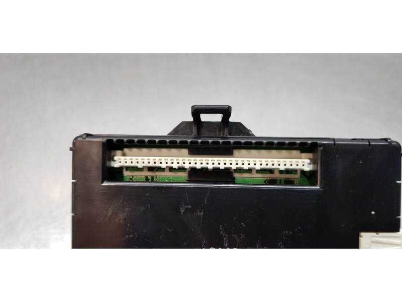 Recambio de modulo confort para toyota yaris hybrid active referencia OEM IAM 892210D870  