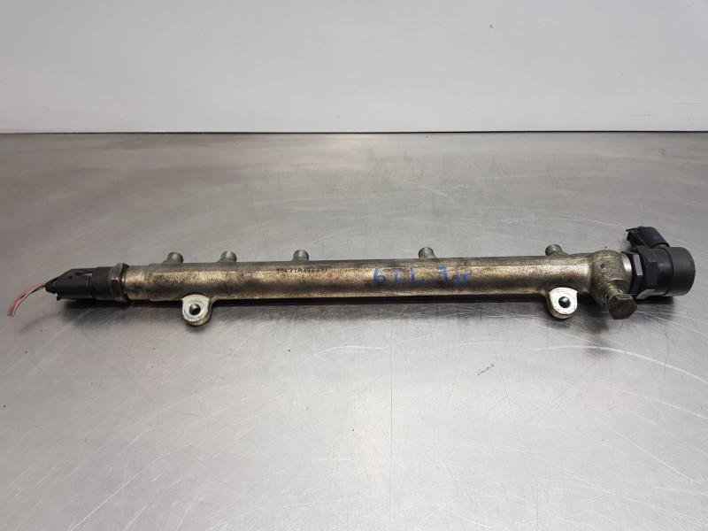 Recambio de rampa inyectora para mercedes clase c (w203) berlina elegance referencia OEM IAM A6110780449 A6110700395 