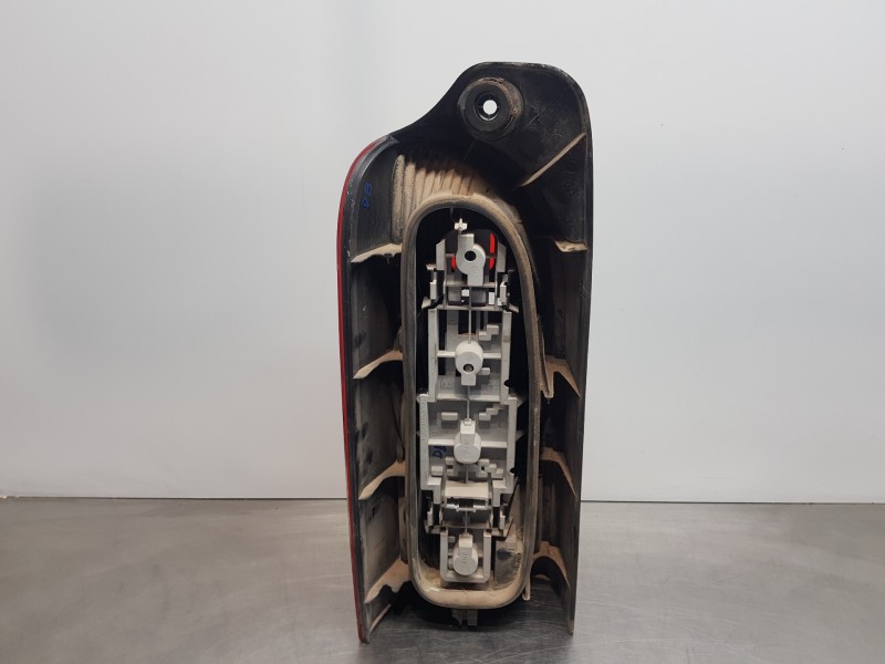 Recambio de piloto trasero derecho para renault master ii phase 2 caja cerrada furgón referencia OEM IAM 7700352703  