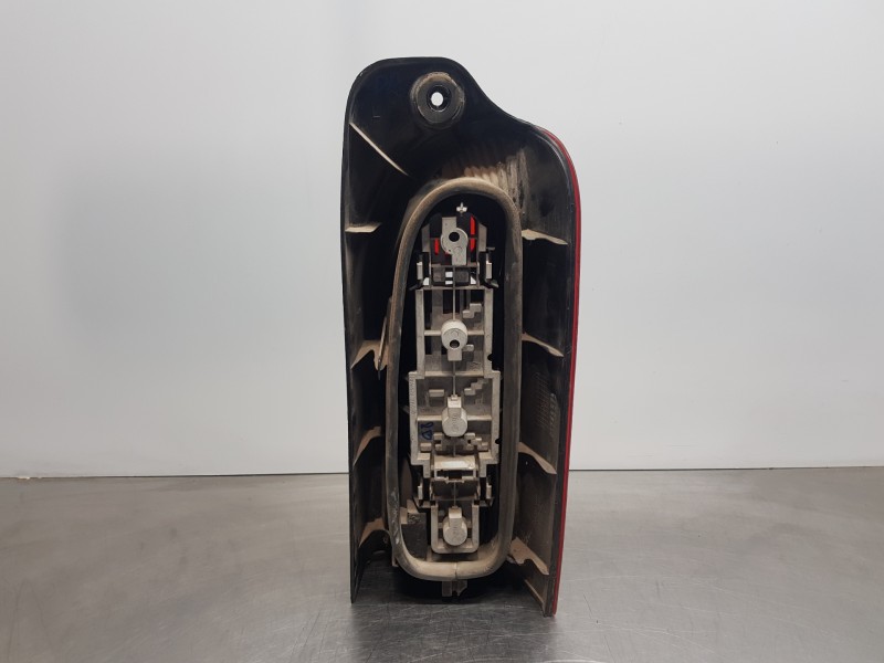 Recambio de piloto trasero izquierdo para renault master ii phase 2 caja cerrada furgón referencia OEM IAM 7700352700  