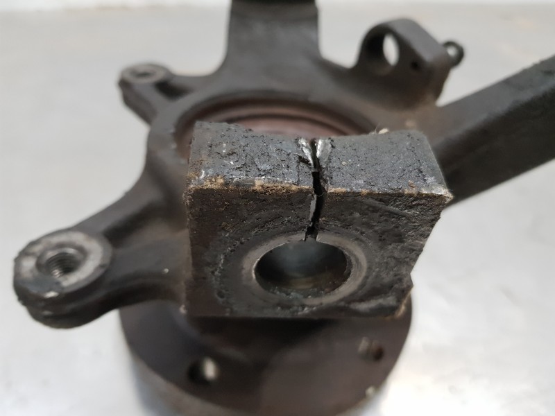 Recambio de mangueta delantera derecha para renault master ii phase 2 caja cerrada furgón referencia OEM IAM 8200642123  