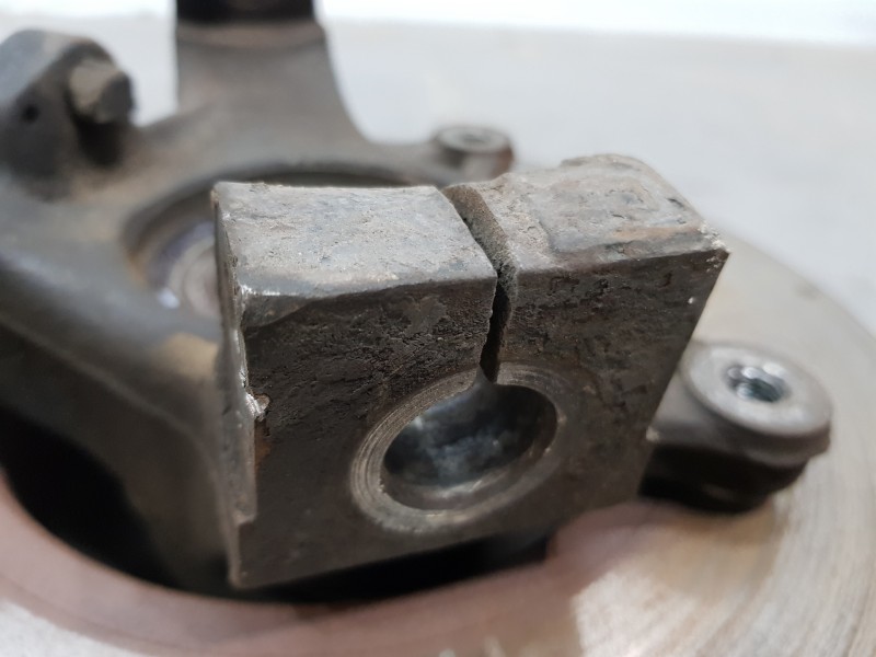 Recambio de mangueta delantera izquierda para renault master ii phase 2 caja cerrada furgón referencia OEM IAM 8200642122  