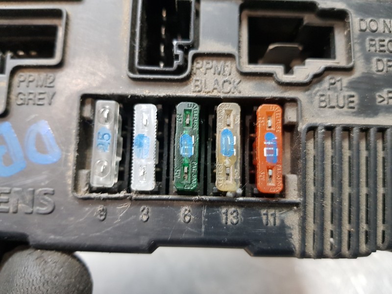 Recambio de caja reles / fusibles para renault scenic ii authentique referencia OEM IAM 8200306032  