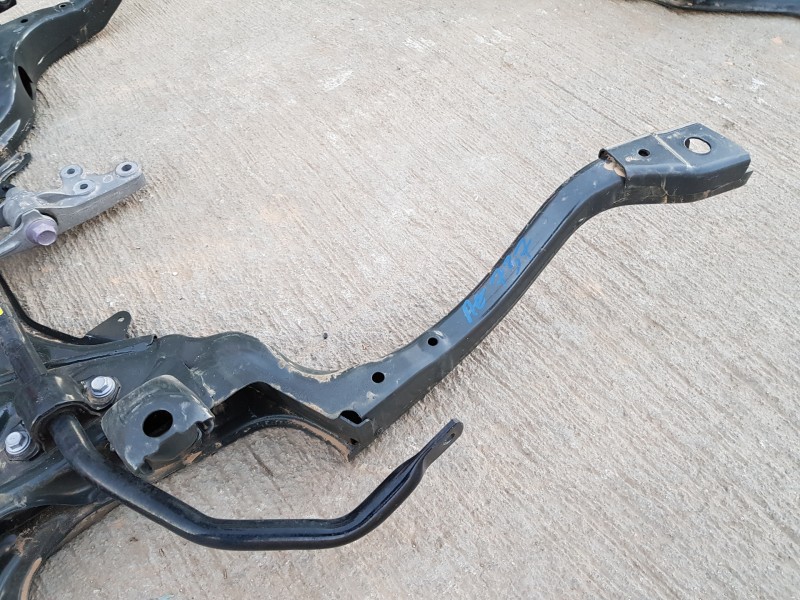 Recambio de puente delantero para toyota yaris hybrid referencia OEM IAM 51201K0020  