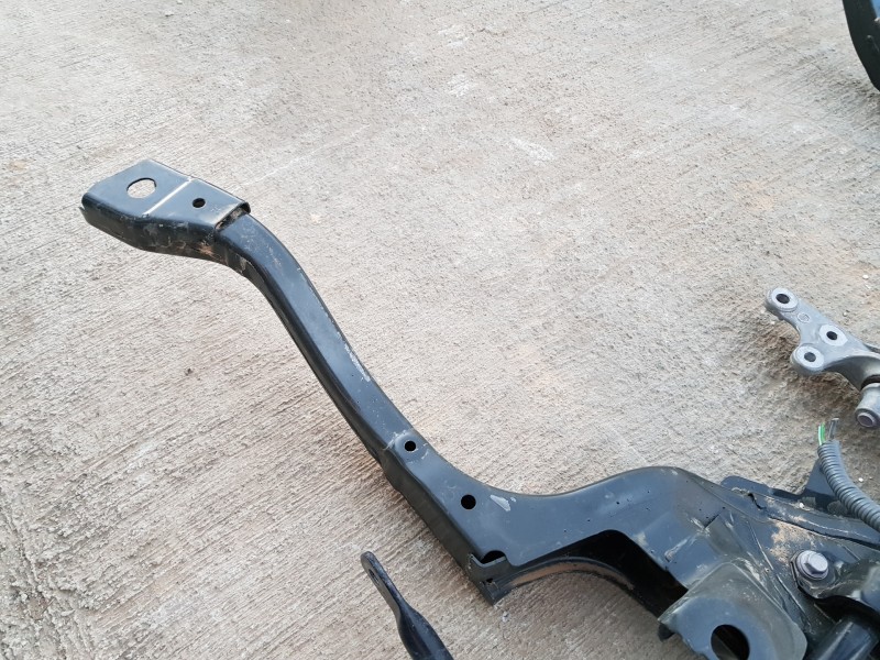 Recambio de puente delantero para toyota yaris hybrid referencia OEM IAM 51201K0020  
