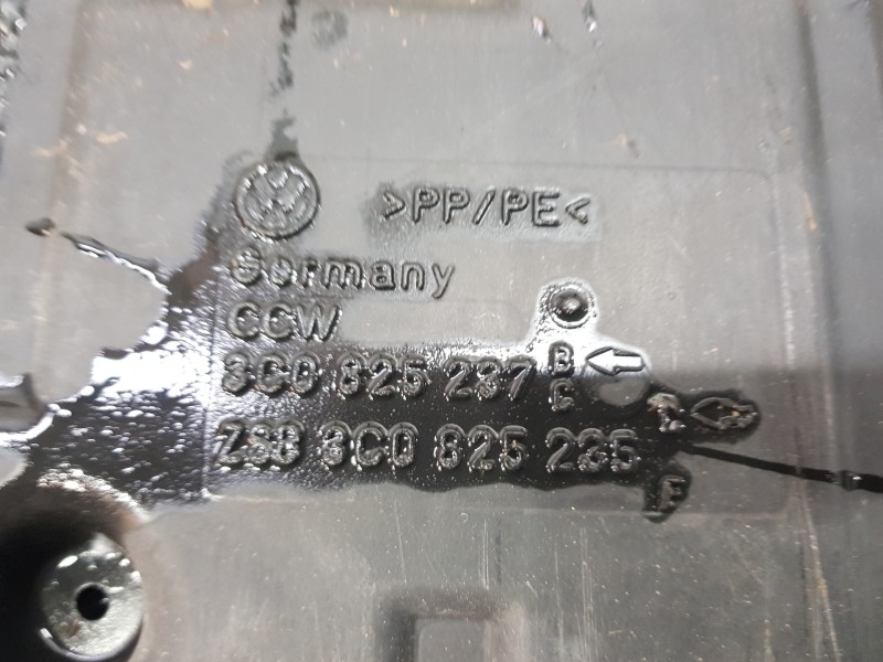 Recambio de cubrecarter para volkswagen passat berlina (3c2) elegance referencia OEM IAM 3C0825235M  