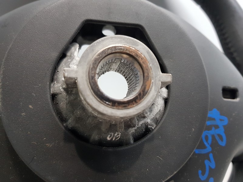 Recambio de volante para renault clio iv life referencia OEM IAM 484001738R  