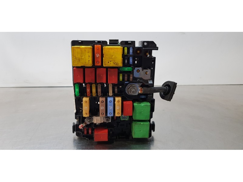 Recambio de caja reles / fusibles para peugeot 208 style referencia OEM IAM 9804848480  