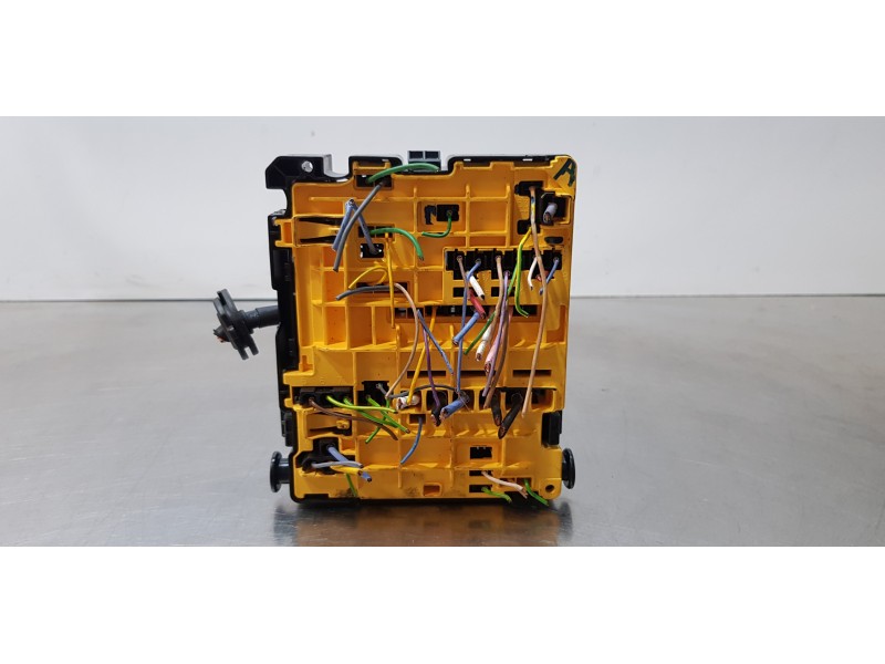 Recambio de caja reles / fusibles para peugeot 208 style referencia OEM IAM 9804848480  