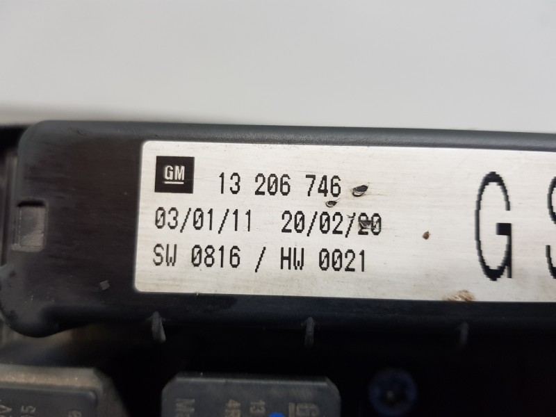 Recambio de caja reles / fusibles para opel zafira b cosmo referencia OEM IAM   