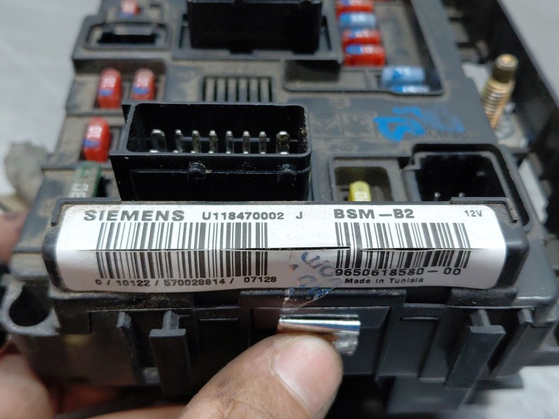 Recambio de caja reles / fusibles para citroën berlingo standard referencia OEM IAM 965O618S80-00 SIEMENSU118470002 