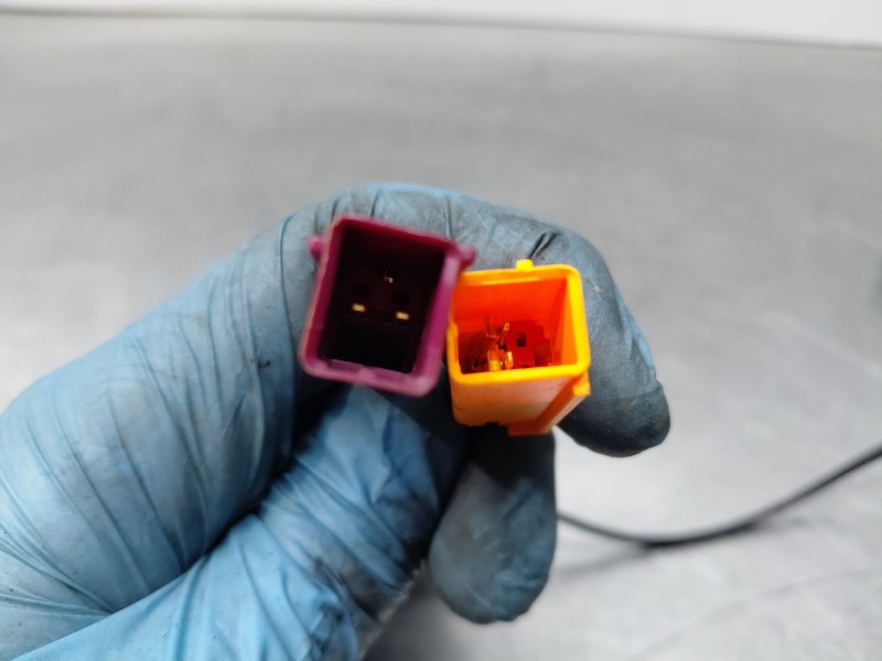 Recambio de pretensor airbag izquierdo para ford focus berlina (cap) trend referencia OEM IAM 1717037  