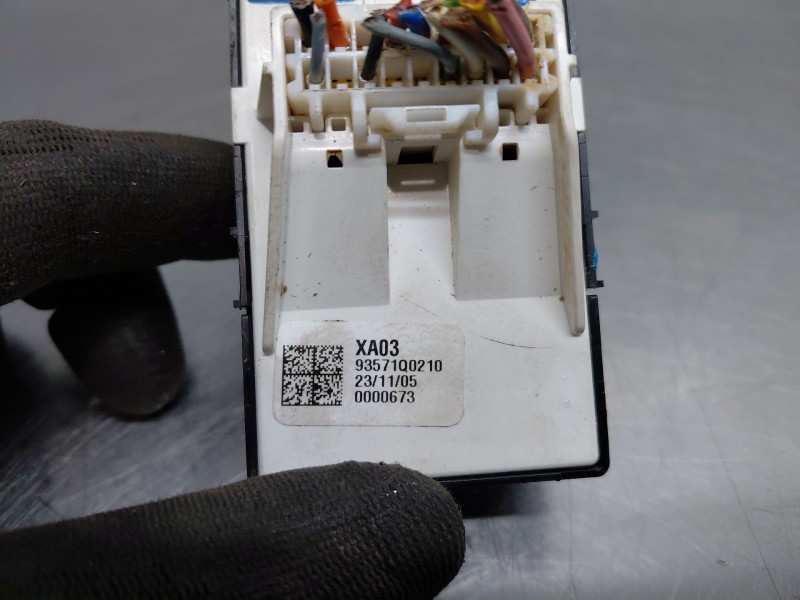 Recambio de mando elevalunas delantero izquierdo para hyundai i20 iii active referencia OEM IAM   