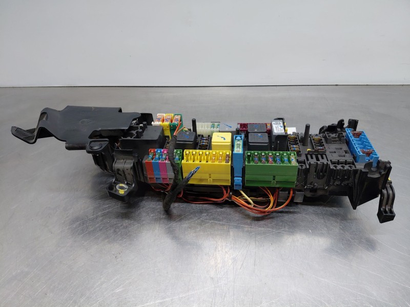 Recambio de caja reles / fusibles para mercedes-benz clase a (w176) design referencia OEM IAM A2465400040  