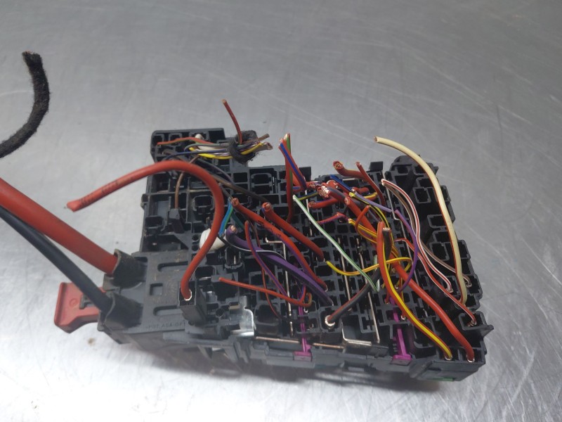 Recambio de caja reles / fusibles para audi q3 (f3b) 35 tdi referencia OEM IAM 5q0937615c  