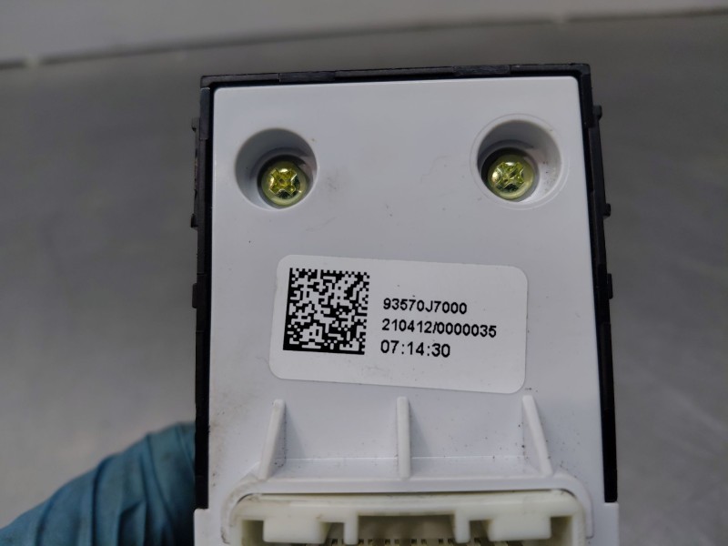 Recambio de mando elevalunas delantero izquierdo para kia xceed tech referencia OEM IAM 93570J7000  