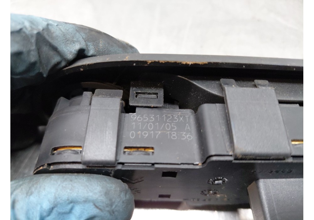 Recambio de mando elevalunas delantero izquierdo para peugeot 307 sw (3h) 1.6 hdi 110 referencia OEM IAM 96531123xt  