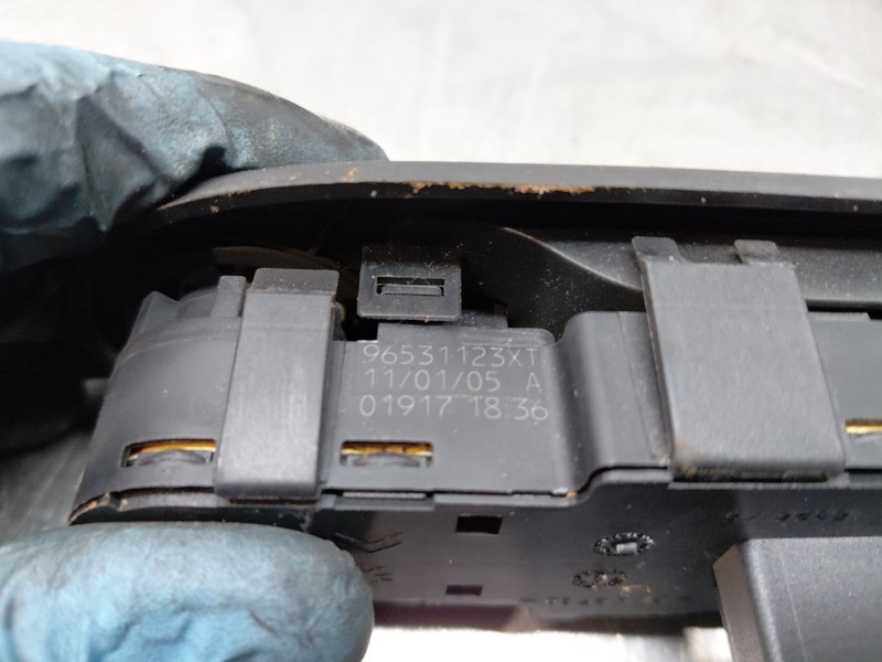 Recambio de mando elevalunas delantero izquierdo para peugeot 307 sw (3h) 1.6 hdi 110 referencia OEM IAM 96531123xt  