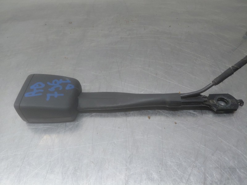 Recambio de enganche del cinturon delantero izq para volkswagen caddy v cargo referencia OEM IAM 7T0857755MNB  