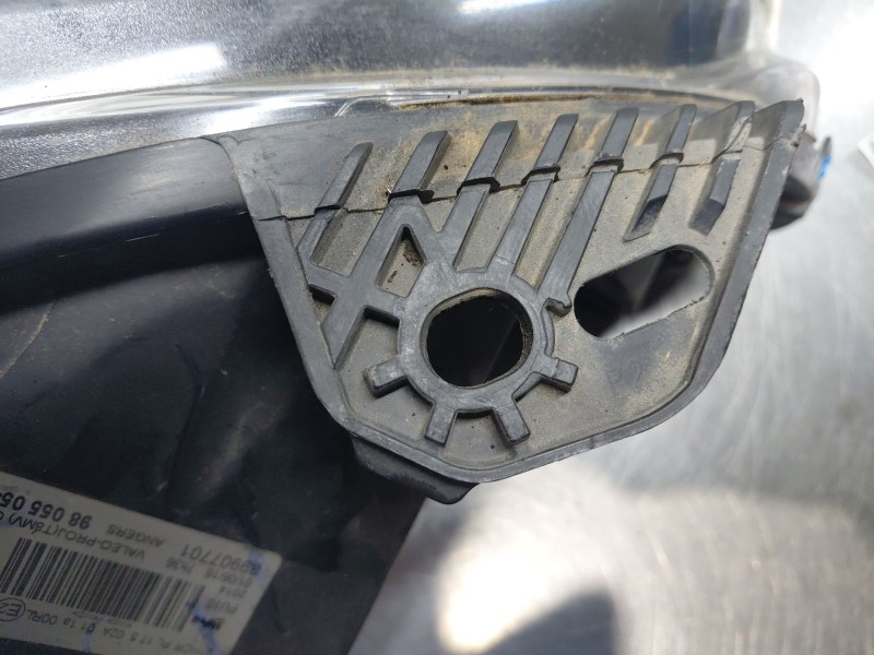 Recambio de faro izquierdo para peugeot 3008 style referencia OEM IAM 9805505480  