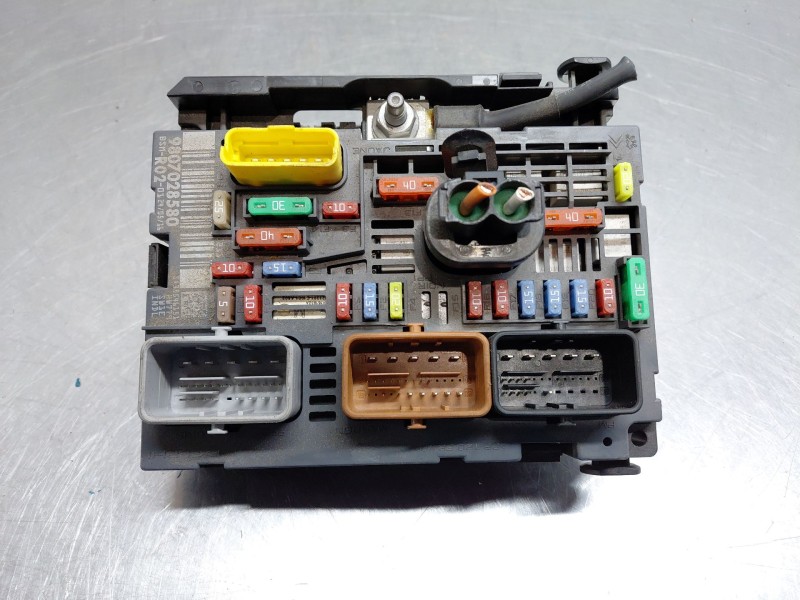 Recambio de caja reles / fusibles para peugeot 3008 style referencia OEM IAM 9807028580  