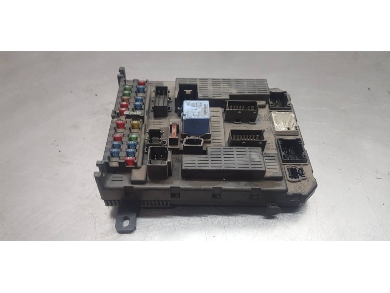 Recambio de caja reles / fusibles para citroen c5 berlina 2.0 hdi premier referencia OEM IAM 9637466180  
