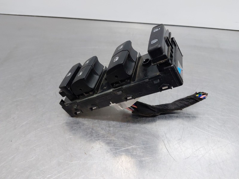 Recambio de mando elevalunas delantero izquierdo para hyundai tucson tecno sky referencia OEM IAM 93571N73004X  