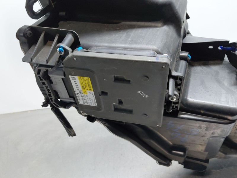 Recambio de faro derecho para toyota c-hr hybrid referencia OEM IAM   