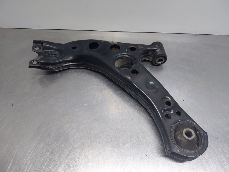 Recambio de brazo suspension inferior delantero derecho para toyota c-hr hybrid referencia OEM IAM 4806810130  