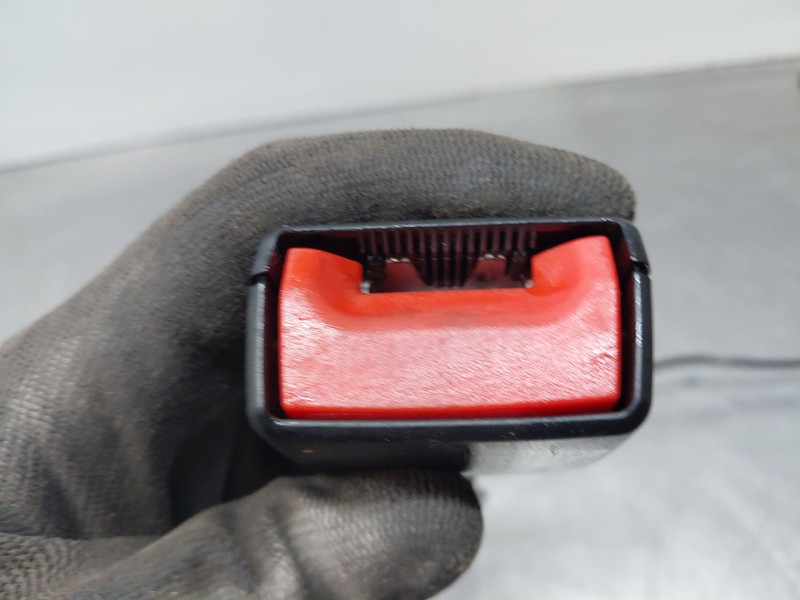 Recambio de enganche del cinturon delantero izq para mercedes-benz sprinter iii furgón fwd kl3a4 referencia OEM IAM   