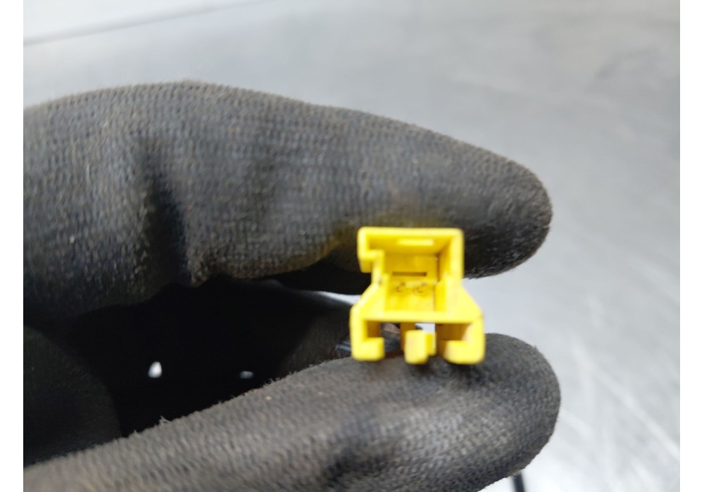 Recambio de enganche del cinturon delantero izq para mercedes-benz sprinter iii furgón fwd kl3a4 referencia OEM IAM   