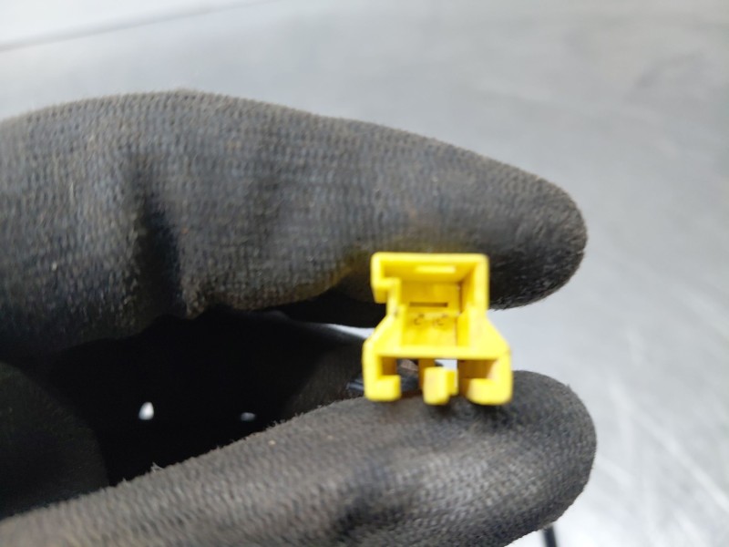 Recambio de enganche del cinturon delantero izq para mercedes-benz sprinter iii furgón fwd kl3a4 referencia OEM IAM   