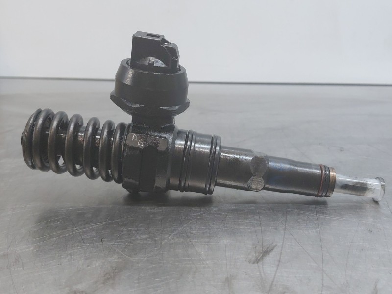 Recambio de inyector para volkswagen golf v (1k1) 1.9 tdi referencia OEM IAM   