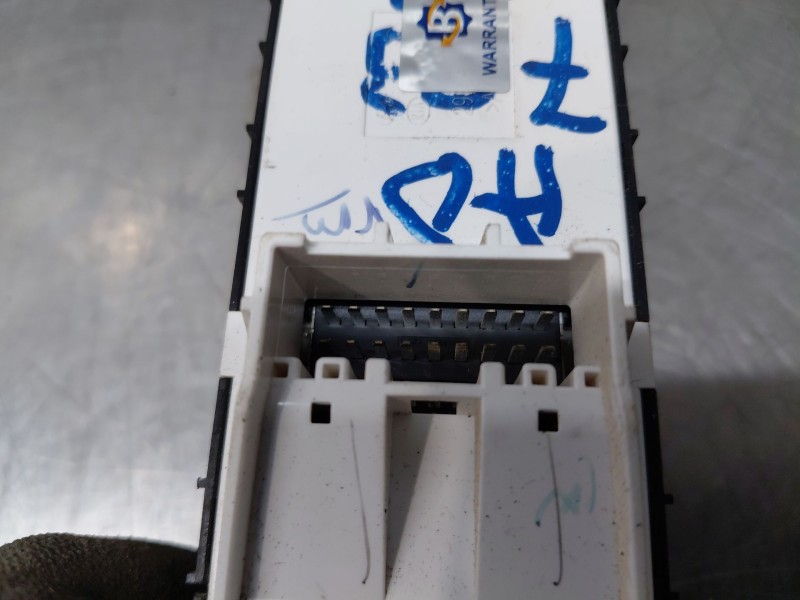 Recambio de mando elevalunas delantero izquierdo para hyundai i20 iii active referencia OEM IAM   