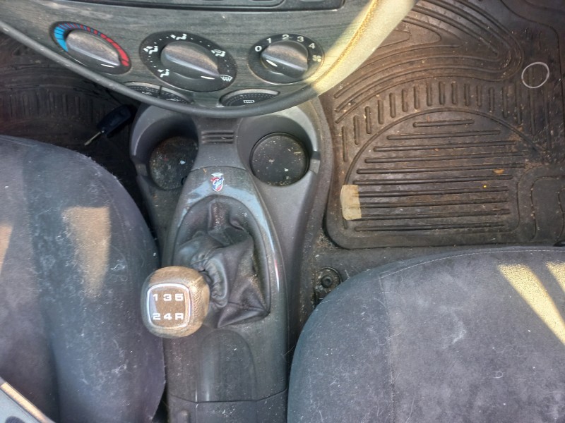ford focus berlina (cak) del año 2001