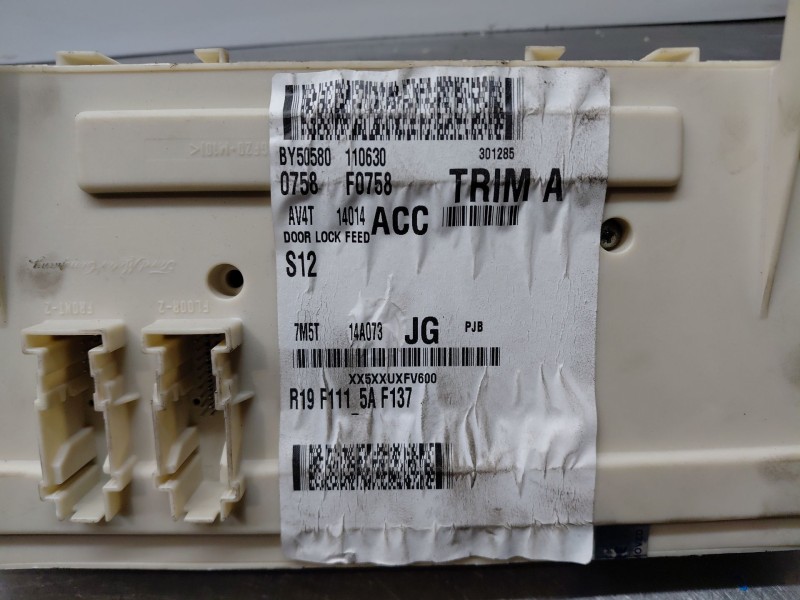 Recambio de caja reles / fusibles para ford kuga i 2.0 tdci referencia OEM IAM 7M5T14A073  